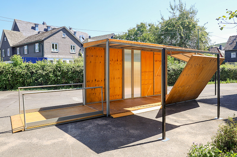 der neue Container Außenansicht, fast alle Rampen und Tore sind geöffnet