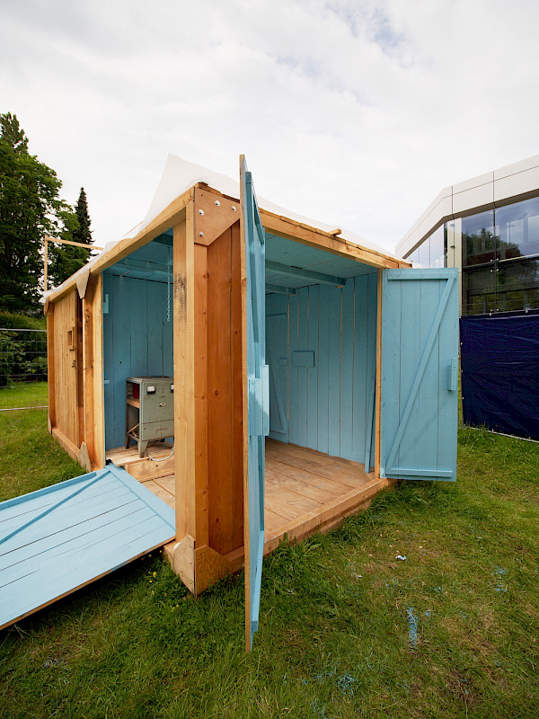Der alte Container Außenansicht, alle Türen sind geöffnet
