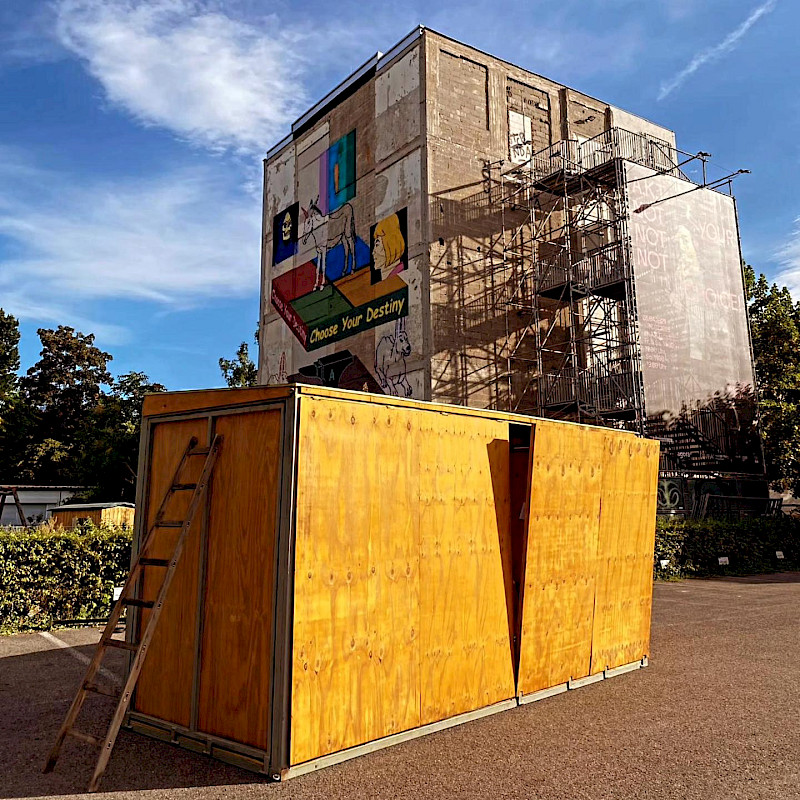 Der neue kleine Container verschlossen vor einem großen Betonkubus (Das A.K.T; in Pforzheim)