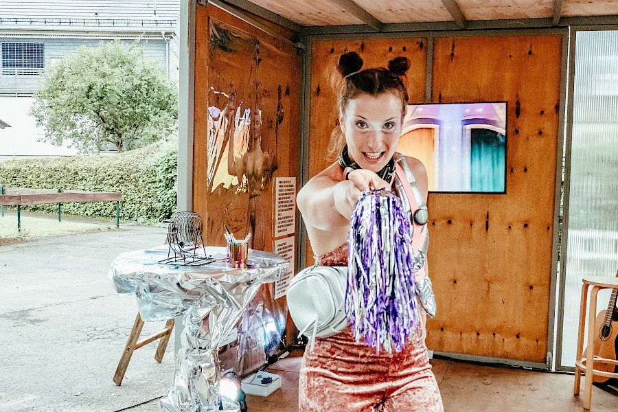Szenenfoto aus SUPER BADASS WOMEN, Schauspielerin schaut direkt in die Kamera